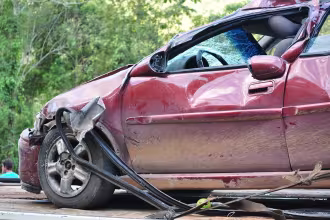 Rotes Auto mit stark besch&auml;digter Front