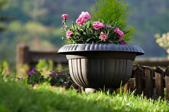 Bepflanzte Schale mit Blumen im Garten