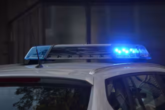 Blaues Blinklicht auf einem Polizeifahrzeug