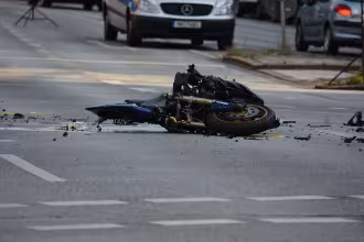 Motorrad liegt nach einem Unfall auf der Stra&szlig;e