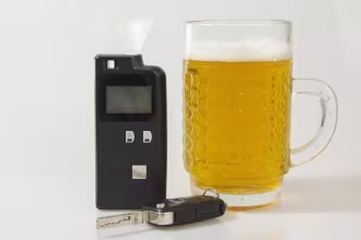 Un verre de bi&egrave;re &agrave; c&ocirc;t&eacute; d'un alcootest