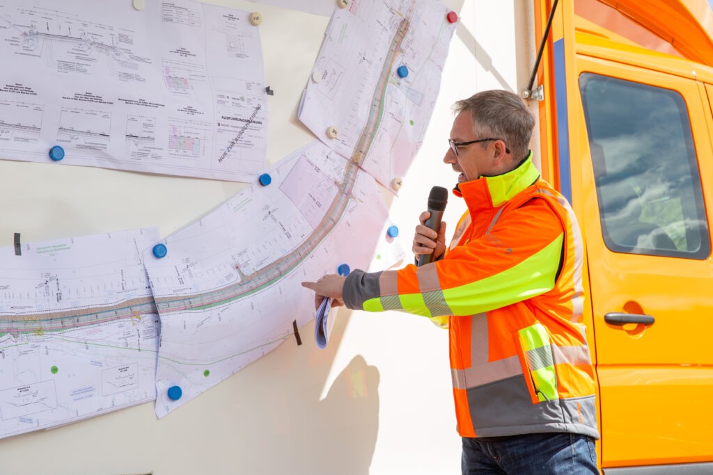 Werner Nauerz, der Direktor des Landesbetriebes für Straßenbau (LfS), stellt das Bauprogramm 2024 des LfS vor. - Foto: MUKMAV/Kathrin Stockart